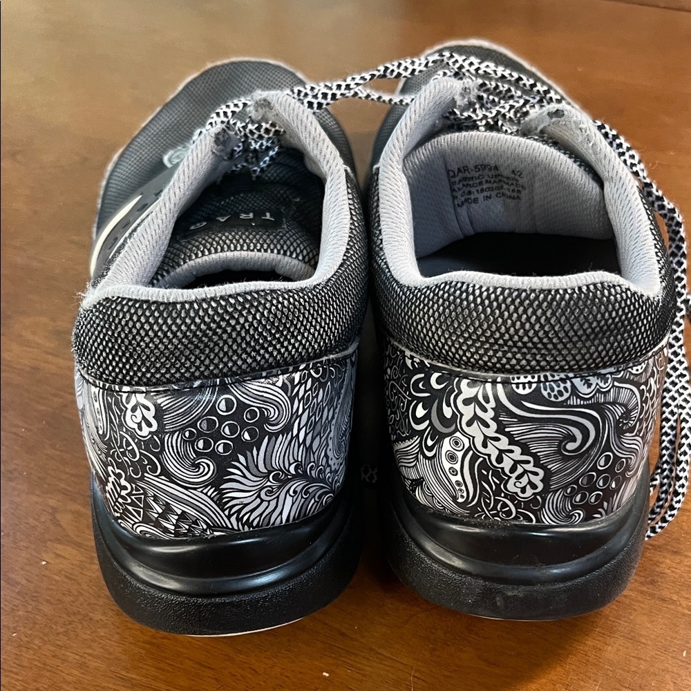 TRAQ BY Alegria Men's Black and White Patterned Sneakers - Picture 5 of 10